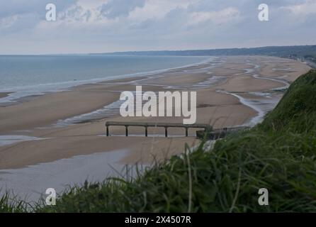 Vierville-sur-Mer, Frankreich - 23. April 2024: Omaha Beach D-Day. Blick vom westlichen Hügel. Bewölkter Frühlingstag. Selektiver Fokus Stockfoto