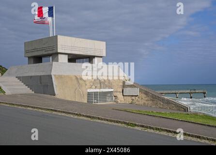 Vierville-sur-Mer, Frankreich - 24. April 2024: Omaha Beach D-Day. Die Landung der Normandie während des Zweiten Weltkriegs. Bewölkter Frühlingstag. Selektiver Fokus Stockfoto