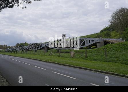 Vierville-sur-Mer, Frankreich - 24. April 2024: Omaha Beach D-Day. Die Landung der Normandie während des Zweiten Weltkriegs. Mulberry Harbour. Bewölkter Frühlingstag. Selektiv Stockfoto