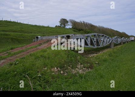 Vierville-sur-Mer, Frankreich - 24. April 2024: Omaha Beach D-Day. Die Landung der Normandie während des Zweiten Weltkriegs. Mulberry Harbour. Bewölkter Frühlingstag. Selektiv Stockfoto