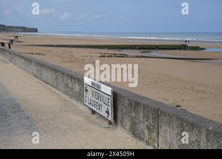 Vierville-sur-Mer, Frankreich - 24. April 2024: Omaha Beach D-Day. Die Landung der Normandie während des Zweiten Weltkriegs. Bewölkter Frühlingstag. Selektiver Fokus Stockfoto