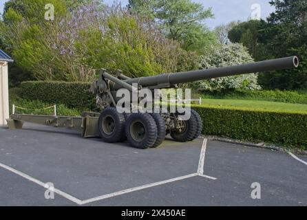 Saint-Laurent-sur-Mer, Frankreich - 25. April 2024: US-Kanone aus dem Zweiten Weltkrieg, lang Tom 155mm. Sonniger Frühlingstag. Selektiver Fokus Stockfoto
