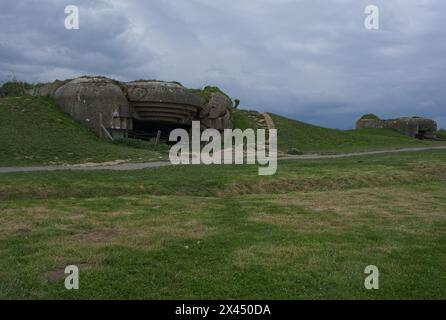 Longues-sur-Mer, Frankreich - 26. April 2024: Deutsche Longues-sur-Mer-Batterie im Zweiten Weltkrieg. Es ist der einzige in der Region, der seine Waffen behalten hat Stockfoto
