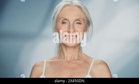 Nahaufnahme Porträt einer schönen Seniorin, die in die Kamera schaut und wunderbar lächelt. Ältere Schönheit. Graceful of Old Age Concept for Skincare, Cosmetics Product. Stockfoto