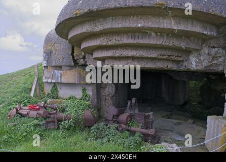 Longues-sur-Mer, Frankreich - 26. April 2024: Deutsche Longues-sur-Mer-Batterie im Zweiten Weltkrieg. Es ist der einzige in der Region, der seine Waffen behalten hat Stockfoto