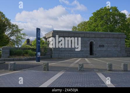 La Cambe, Frankreich - 28. April 2024: Dieser deutsche Kriegsfriedhof in La Cambe beherbergt die Gräber von etwa 21000 Soldaten, die während des Zweiten Weltkriegs getötet wurden. Sonntags Stockfoto