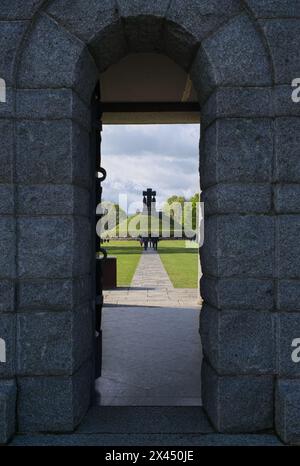 La Cambe, Frankreich - 28. April 2024: Dieser deutsche Kriegsfriedhof in La Cambe beherbergt die Gräber von etwa 21000 Soldaten, die während des Zweiten Weltkriegs getötet wurden. Sonntags Stockfoto