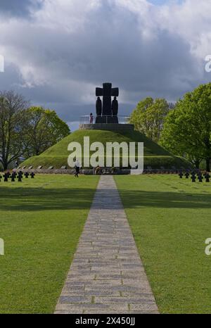 La Cambe, Frankreich - 28. April 2024: Dieser deutsche Kriegsfriedhof in La Cambe beherbergt die Gräber von etwa 21000 Soldaten, die während des Zweiten Weltkriegs getötet wurden. Sonntags Stockfoto