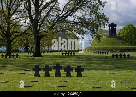 La Cambe, Frankreich - 28. April 2024: Dieser deutsche Kriegsfriedhof in La Cambe beherbergt die Gräber von etwa 21000 Soldaten, die während des Zweiten Weltkriegs getötet wurden. Sonntags Stockfoto