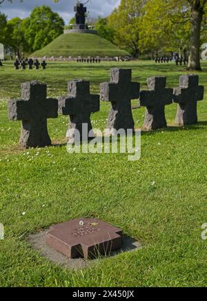 La Cambe, Frankreich - 28. April 2024: Dieser deutsche Kriegsfriedhof in La Cambe beherbergt die Gräber von etwa 21000 Soldaten, die während des Zweiten Weltkriegs getötet wurden. Sonntags Stockfoto