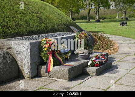 La Cambe, Frankreich - 28. April 2024: Dieser deutsche Kriegsfriedhof in La Cambe beherbergt die Gräber von etwa 21000 Soldaten, die während des Zweiten Weltkriegs getötet wurden. Sonntags Stockfoto