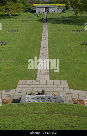 La Cambe, Frankreich - 28. April 2024: Dieser deutsche Kriegsfriedhof in La Cambe beherbergt die Gräber von etwa 21000 Soldaten, die während des Zweiten Weltkriegs getötet wurden. Sonntags Stockfoto