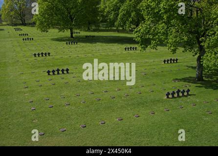 La Cambe, Frankreich - 28. April 2024: Dieser deutsche Kriegsfriedhof in La Cambe beherbergt die Gräber von etwa 21000 Soldaten, die während des Zweiten Weltkriegs getötet wurden. Sonntags Stockfoto