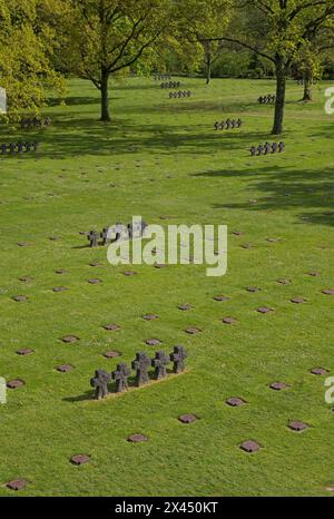 La Cambe, Frankreich - 28. April 2024: Dieser deutsche Kriegsfriedhof in La Cambe beherbergt die Gräber von etwa 21000 Soldaten, die während des Zweiten Weltkriegs getötet wurden. Sonntags Stockfoto