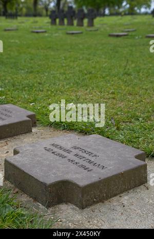 La Cambe, Frankreich - 28. April 2024: Dieser deutsche Kriegsfriedhof in La Cambe beherbergt die Gräber von etwa 21000 Soldaten, die während des Zweiten Weltkriegs getötet wurden. Sonntags Stockfoto