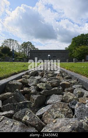 La Cambe, Frankreich - 28. April 2024: Dieser deutsche Kriegsfriedhof in La Cambe beherbergt die Gräber von etwa 21000 Soldaten, die während des Zweiten Weltkriegs getötet wurden. Sonntags Stockfoto