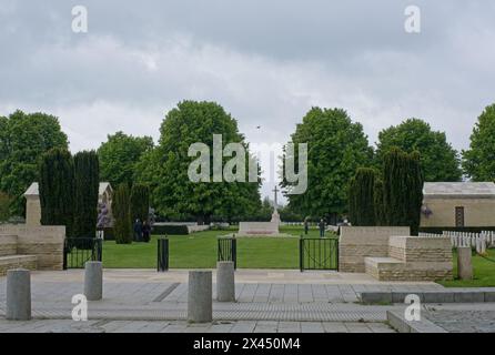 Bayeux, Frankreich - 28. April 2024: Dieser Commonwealth-Kriegsfriedhof in Bayeux beherbergt die Gräber von etwa 4600 Soldaten, die während des Zweiten Weltkriegs getötet wurden. Clo Stockfoto