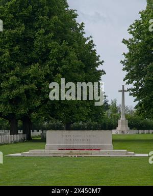 Bayeux, Frankreich - 28. April 2024: Dieser Commonwealth-Kriegsfriedhof in Bayeux beherbergt die Gräber von etwa 4600 Soldaten, die während des Zweiten Weltkriegs getötet wurden. Clo Stockfoto