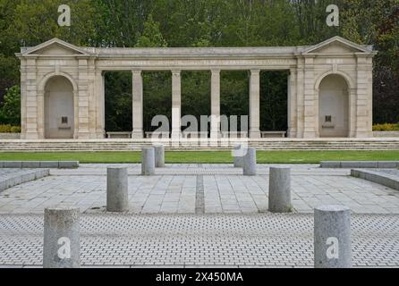 Bayeux, Frankreich - 28. April 2024: Dieser Commonwealth-Kriegsfriedhof in Bayeux beherbergt die Gräber von etwa 4600 Soldaten, die während des Zweiten Weltkriegs getötet wurden. Clo Stockfoto