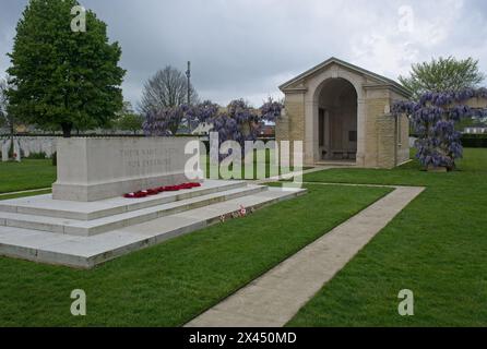 Bayeux, Frankreich - 28. April 2024: Dieser Commonwealth-Kriegsfriedhof in Bayeux beherbergt die Gräber von etwa 4600 Soldaten, die während des Zweiten Weltkriegs getötet wurden. Clo Stockfoto