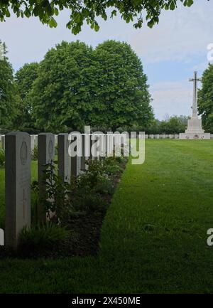 Bayeux, Frankreich - 28. April 2024: Dieser Commonwealth-Kriegsfriedhof in Bayeux beherbergt die Gräber von etwa 4600 Soldaten, die während des Zweiten Weltkriegs getötet wurden. Clo Stockfoto