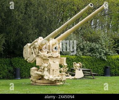 Bayeux, Frankreich - 28. April 2024: SKC 33 Gun. Deutsche zweiteilige 105-mm-Kanone während des Zweiten Weltkriegs. Selektiver Fokus Stockfoto
