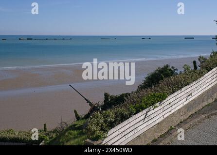 Arromanches-les-Bains, Frankreich - 29. April 2024: Die Überreste des künstlichen Hafens Arromanches (Mulberry B) während des Zweiten Weltkriegs. Wale und Phoenix Caiss Stockfoto
