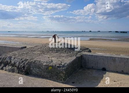 Asnelles, Frankreich - 29. April 2024: Die Überreste des künstlichen Hafens Arromanches (Mulberry B) während des Zweiten Weltkriegs. Verankerung. Wale und Phoenix CA Stockfoto