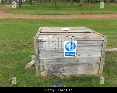 Holzkiste, für Müll, in einem englischen Landpark. Stockfoto