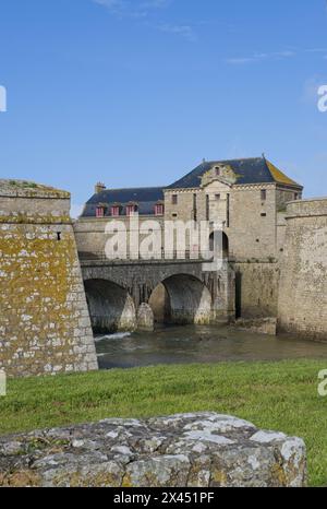 Port-Louis, Frankreich - 1. April 2024: Port-Louis Zitadelle und Gedenkstätte für die Patrioten, erschossen im Juni 1944 während des Zweiten Weltkriegs. Sonniger Frühlingstag. Auswahl Stockfoto
