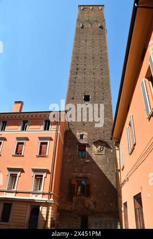 Die Türme von Bologna sind Gebäude mit militärischen und aristokratischen Funktionen mittelalterlichen Ursprungs; der Asinelli-Turm und der Garisenda-Turm Stockfoto