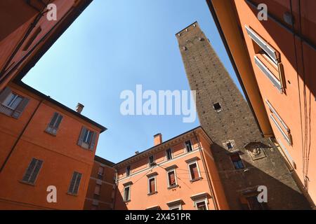 Die Türme von Bologna sind Gebäude mit militärischen und aristokratischen Funktionen mittelalterlichen Ursprungs; der Asinelli-Turm und der Garisenda-Turm Stockfoto