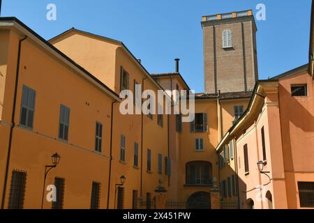 Die Türme von Bologna sind Gebäude mit militärischen und aristokratischen Funktionen mittelalterlichen Ursprungs; der Asinelli-Turm und der Garisenda-Turm Stockfoto