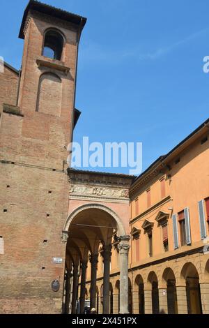 Die Türme von Bologna sind Gebäude mit militärischen und aristokratischen Funktionen mittelalterlichen Ursprungs; der Asinelli-Turm und der Garisenda-Turm Stockfoto