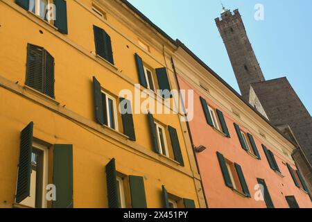 Die Türme von Bologna sind Gebäude mit militärischen und aristokratischen Funktionen mittelalterlichen Ursprungs; der Asinelli-Turm und der Garisenda-Turm Stockfoto