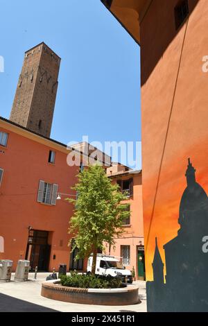 Die Türme von Bologna sind Gebäude mit militärischen und aristokratischen Funktionen mittelalterlichen Ursprungs; der Asinelli-Turm und der Garisenda-Turm Stockfoto