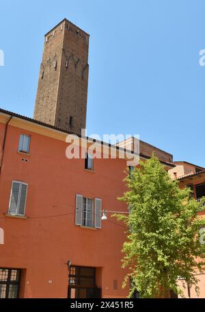 Die Türme von Bologna sind Gebäude mit militärischen und aristokratischen Funktionen mittelalterlichen Ursprungs; der Asinelli-Turm und der Garisenda-Turm Stockfoto