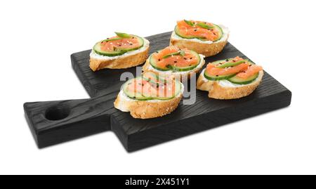 Leckere Kanapees mit Lachs, Gurke und Frischkäse isoliert auf weiß Stockfoto