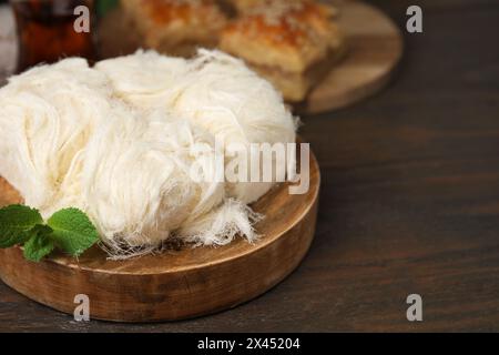 Östliche Süßigkeiten. Leckerer iranischer Paschmak auf Holztisch, Nahaufnahme. Leerzeichen für Text Stockfoto