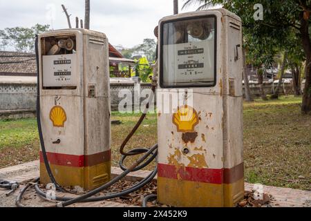 Eine Benzin- oder Dieselpumpe von Luang Prabang in Laos Asien Stockfoto