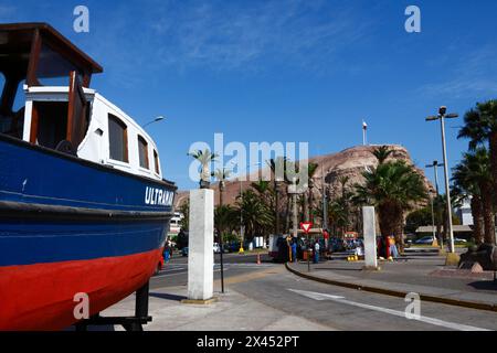 Fischerboot auf der Av Maximo Lira neben dem Eingang zum/Ausgang vom Hafen, El Morro Landzunge im Hintergrund, Arica, Chile Stockfoto