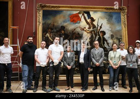 © Thomas Padilla/MAXPPP - Paris, Frankreich. April 2024 30. ; PARIS, FRANKREICH; RETOUR EN SALLE DU TABLEAU D' EUGENE DELACROIX ' LA LIBERTE GUIDANT LE PEUPLE ' EN RESTAURATION D' OCTOBRE 2023 A AVRIL 2024 AU MUSEE DU LOUVRE, EN PRESENCE DE LA MINISTRE DE LA CULTURE RACHIDA DATI. LAURENCE DES CARS, DIRECTRICE DU LOUVRE. PARIS, FRANKREICH; 30. APRIL 2024; LOUVRE-MUSEUM. RÜCKKEHR IN DEN RAUM DES GEMÄLDES VON EUGÈNE DELACROIX „FREIHEIT, DIE DAS VOLK FÜHRT“, DER VON OKTOBER 2023 BIS APRIL 2024 IM LOUVRE IN ANWESENHEIT DES MINISTERS FÜR KULTUR RESTAURIERT WIRD. Quelle: MAXPPP/Alamy Live News Stockfoto