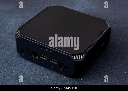 Eine kleine Systemeinheit eines PCs. Kompaktes schwarzes Gerät. Stockfoto