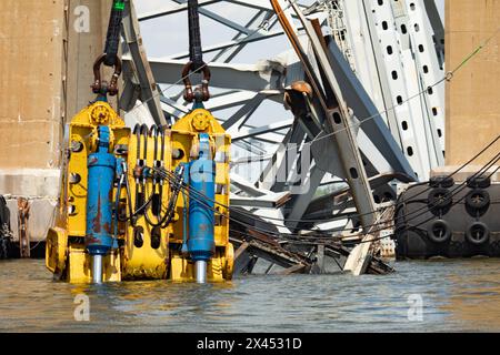 Dundalk, Vereinigte Staaten Von Amerika. April 2024. Dundalk, Vereinigte Staaten von Amerika. 28. April 2024. Bergungsmannschaften verwenden die hydraulische Bergungsklaue HSWC500-1000, die am massiven Chesapeake 1000-Heber-Kranschiff befestigt ist, während die Arbeiten zur Beseitigung der Wracks der eingestürzten Francis Scott Key Bridge am 29. April 2024 in der Nähe von Dundalk, Maryland, fortgesetzt werden. Die Brücke wurde am 26. März von dem 984-Fuß-Containerschiff MV Dali getroffen und stürzte zusammen, wobei sechs Arbeiter ums Leben kamen. Quelle: Christopher Rosario/U. S Army Corps of Engineers/Alamy Live News Stockfoto