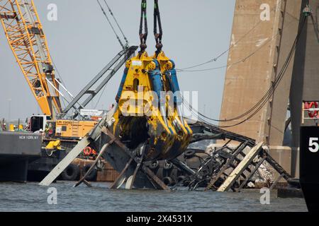 Dundalk, Vereinigte Staaten Von Amerika. April 2024. Dundalk, Vereinigte Staaten von Amerika. April 2024. Bergungsmannschaften verwenden die hydraulische Bergungsklaue HSWC500-1000, die am massiven Chesapeake 1000-Heber-Kranschiff befestigt ist, während die Arbeiten zur Beseitigung der Wracks der eingestürzten Francis Scott Key Bridge am 29. April 2024 in der Nähe von Dundalk, Maryland, fortgesetzt werden. Die Brücke wurde am 26. März von dem 984-Fuß-Containerschiff MV Dali getroffen und stürzte zusammen, wobei sechs Arbeiter ums Leben kamen. Quelle: Christopher Rosario/U. S Army Corps of Engineers/Alamy Live News Stockfoto