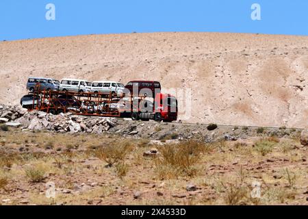 Lkw- und PKW-Anhänger in Richtung Bolivien durch die Atacama-Wüste auf Ruta/Highway 11, Chile Stockfoto