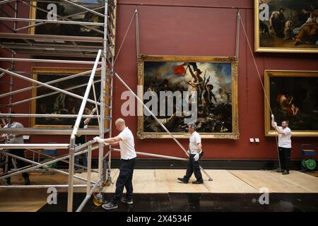 © Thomas Padilla/MAXPPP - Paris, Frankreich. April 2024 30. ; PARIS, FRANKREICH; RETOUR EN SALLE DU TABLEAU D' EUGENE DELACROIX ' LA LIBERTE GUIDANT LE PEUPLE ' EN RESTAURATION D' OCTOBRE 2023 A AVRIL 2024 AU MUSEE DU LOUVRE, EN PRESENCE DE LA MINISTRE DE LA CULTURE. PARIS, FRANKREICH; 30. APRIL 2024; LOUVRE-MUSEUM. RÜCKKEHR IN DEN RAUM DES GEMÄLDES VON EUGÈNE DELACROIX „FREIHEIT, DIE DAS VOLK FÜHRT“, DER VON OKTOBER 2023 BIS APRIL 2024 IM LOUVRE IN ANWESENHEIT DES MINISTERS FÜR KULTUR RESTAURIERT WIRD. Quelle: MAXPPP/Alamy Live News Stockfoto