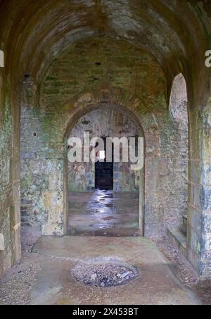 Crozon, Frankreich - 5. April 2024: Festung aber in Finistere, Bretagne. Es liegt zwischen den Weilern von Treberon. Bewölkter Frühlingstag. Selektiver Fokus Stockfoto