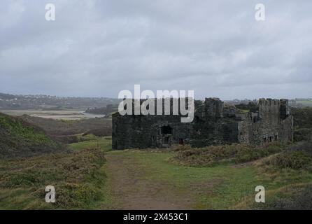 Crozon, Frankreich - 5. April 2024: Festung aber in Finistere, Bretagne. Es liegt zwischen den Weilern von Treberon. Bewölkter Frühlingstag. Selektiver Fokus Stockfoto