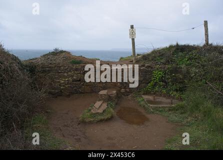 Crozon, Frankreich - 5. April 2024: Festung aber in Finistere, Bretagne. Es liegt zwischen den Weilern von Treberon. Bewölkter Frühlingstag. Selektiver Fokus Stockfoto